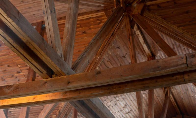 Pourquoi la charpente en bois reste-t-elle incontournable en construction ?