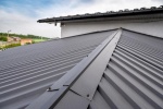 Bac acier ou joint debout, quelle couverture privil&eacute;gier pour une toiture durable ?